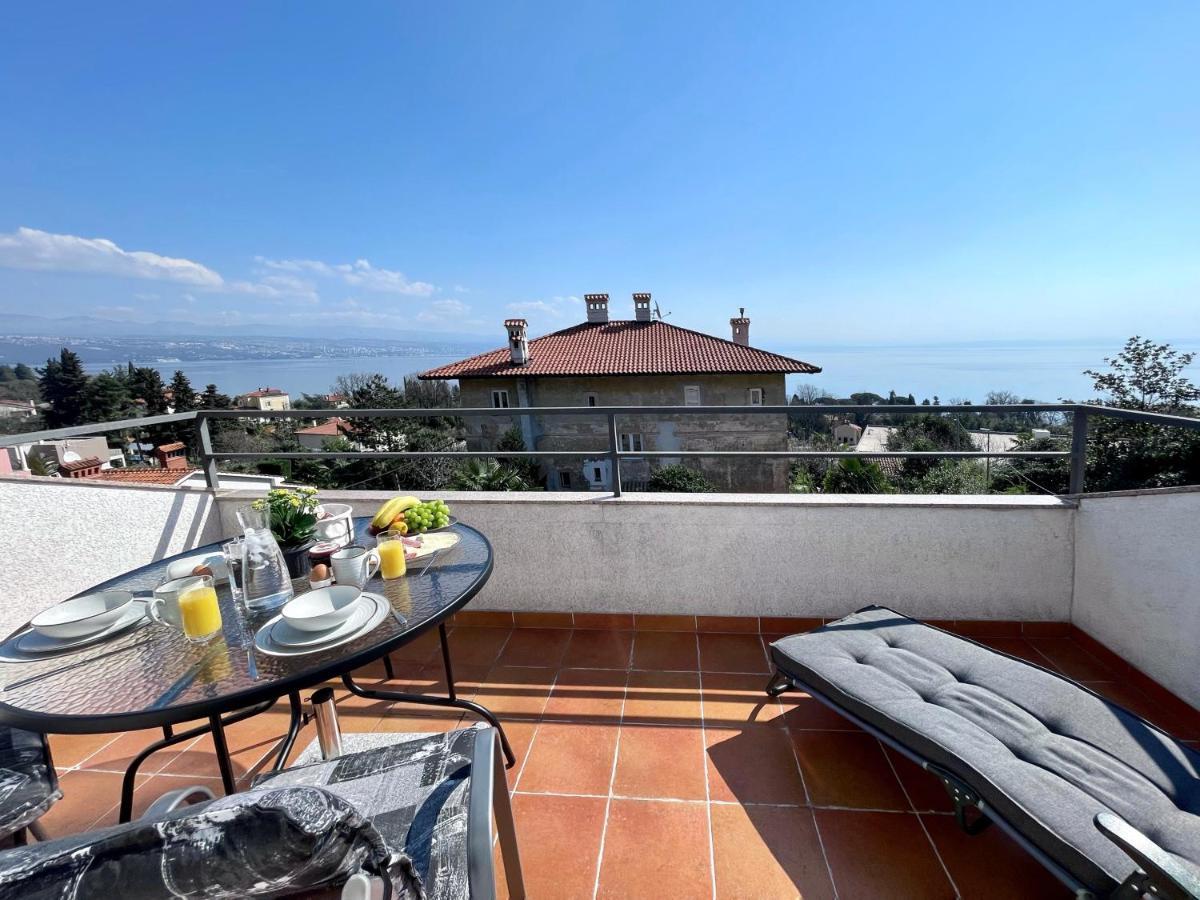 Apartment Lady Daniela Mit Meerblick In Lovran Exterior photo
